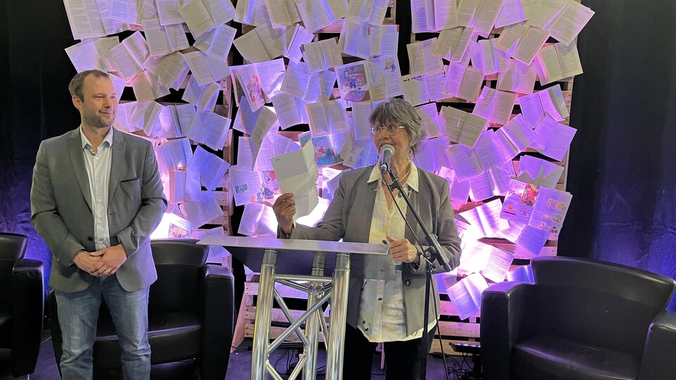 Virginia Pésémapéo-Bordeleau au micro pendant la cérémonie d'ouverture du Salon du livre.