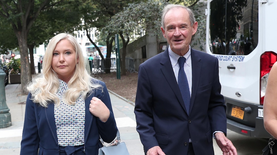 Virginia Giuffre et David Boies marchent dans la rue.