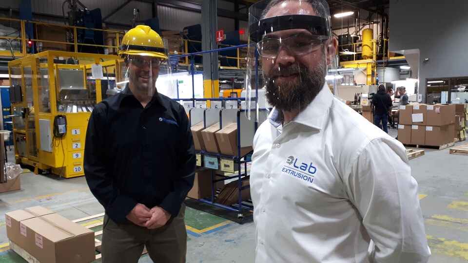 Vincent Houle et Olivier Lacombe portent chacun une visière.