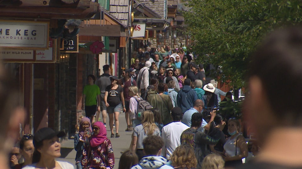 La rue principale de la ville de Banff avec une foule de personne.