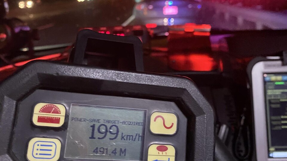 La vitesse de 199 km/h est affichée sur le radar du policier.