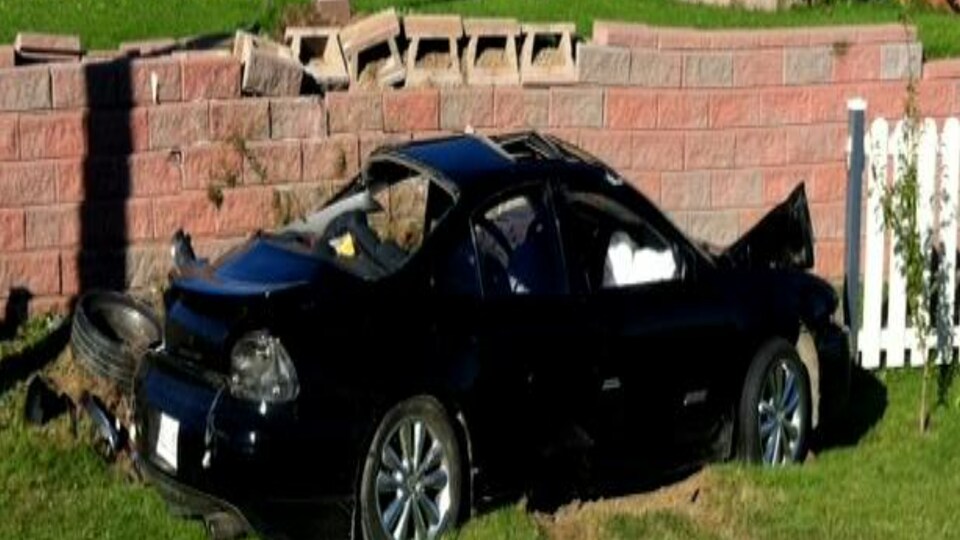 La voiture que conduissait Randy Ross a percuté de plein fouet un mur de briques près du centre-ville de Caraquet.