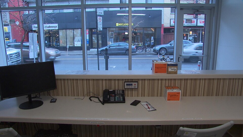 L'accueil du centre d'injection supervisée Spectre de rue, avec un poste de travail et sa vitrine donnant sur la rue Ontario, à Montréal.