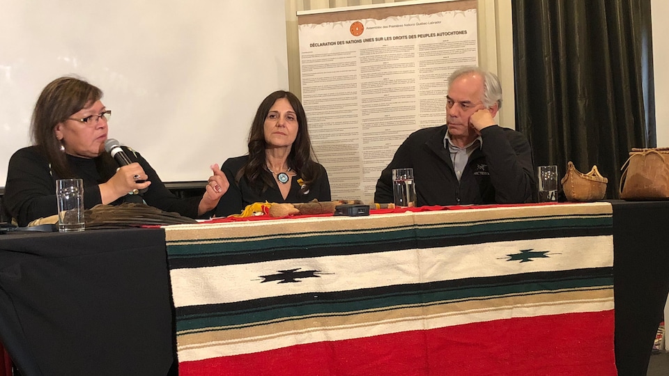 La présidente de Femmes autochtones du Québec, Viviane Michel, la directrice générale de la Commission, Marjolaine Siouï, et le chef de l'Assemblée des Premières Nations Québec-Labrador, Ghislain Picard
