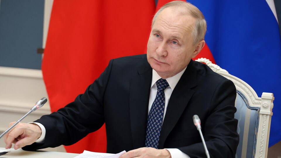 Le président russe Vladimir Poutine lors d’un entretien par liaison vidéo depuis Moscou avec le président chinois Xi Jinping.