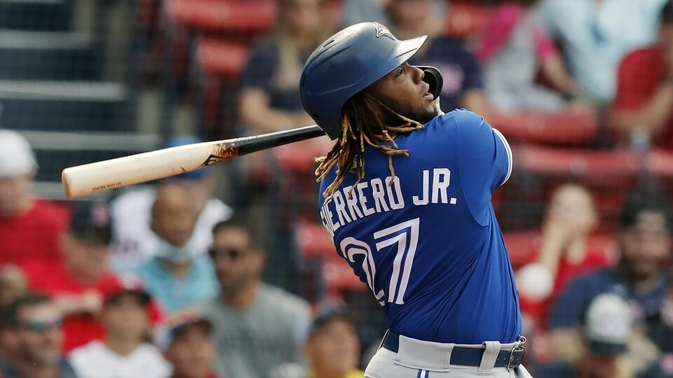 Vladimir Guerrero fils s'élance lors de sa première présence au bâton.