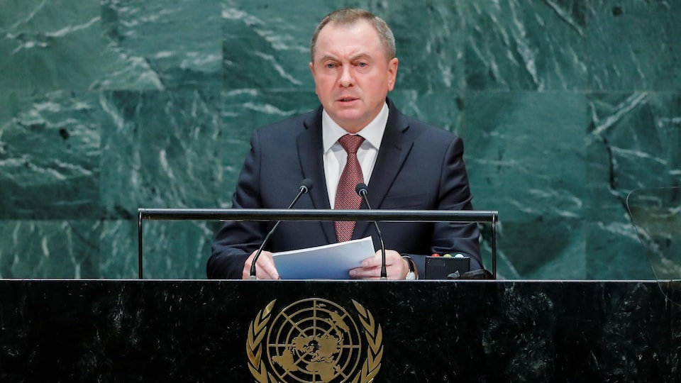 Vladimir Makeï sur une tribune à L'ONU. 