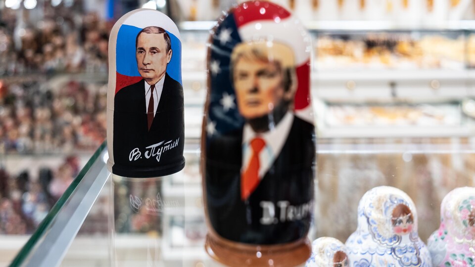 Deux poupées russes à l'effigie de Poutine et de Trump.