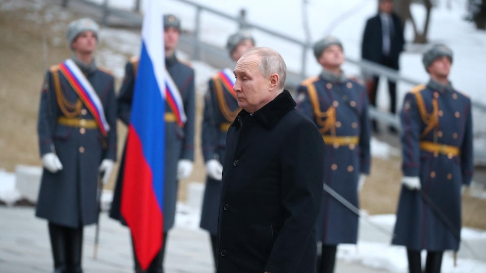 Le président russe Vladimir Poutine sur la tombe du maréchal soviétique Vasily Chuikov, à Volgograd.