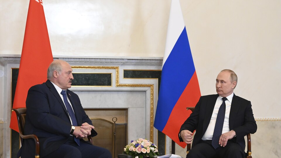 Vladimir Poutine (à droite) au moment de recevoir le dirigeant bélarusse Alexandre Loukachenko.