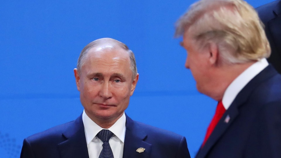Le président américain Donald Trump et le président russe Vladimir Poutine lors du sommet des dirigeants du G20 à Buenos Aires, en Argentine, le 30 novembre 2018. 