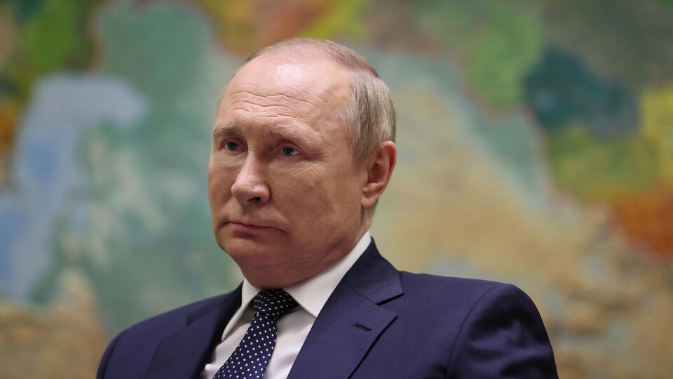 Vladimir Poutine devant une carte de la Russie.