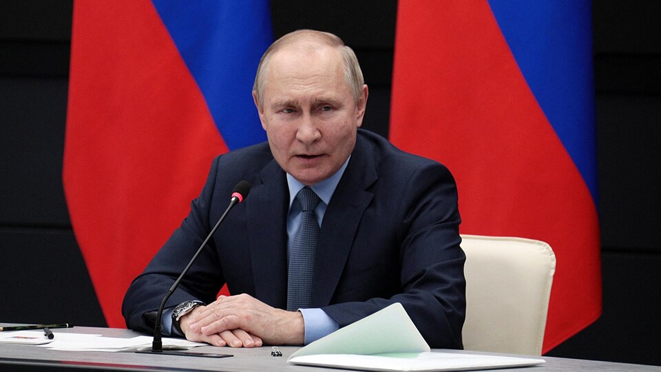 Vladimir Poutine s'exprime devant un micro.