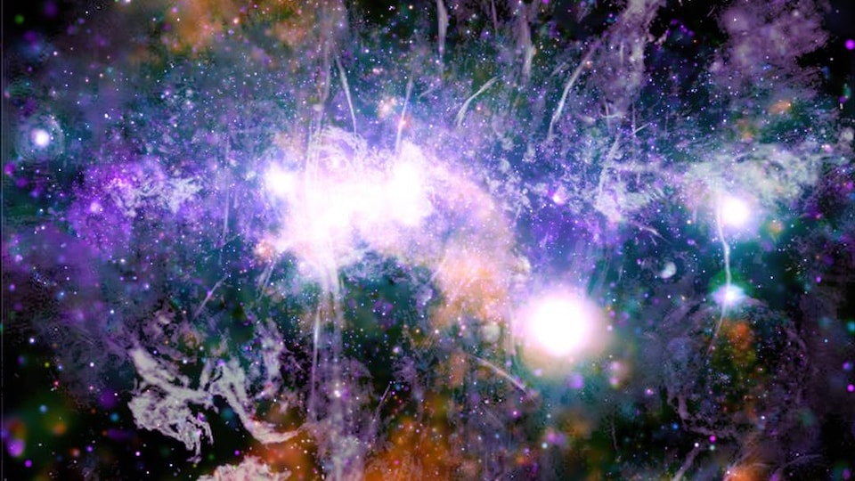 Image montrant des filaments de gaz surchauffés et des champs magnétiques au centre de la Voie lactée.