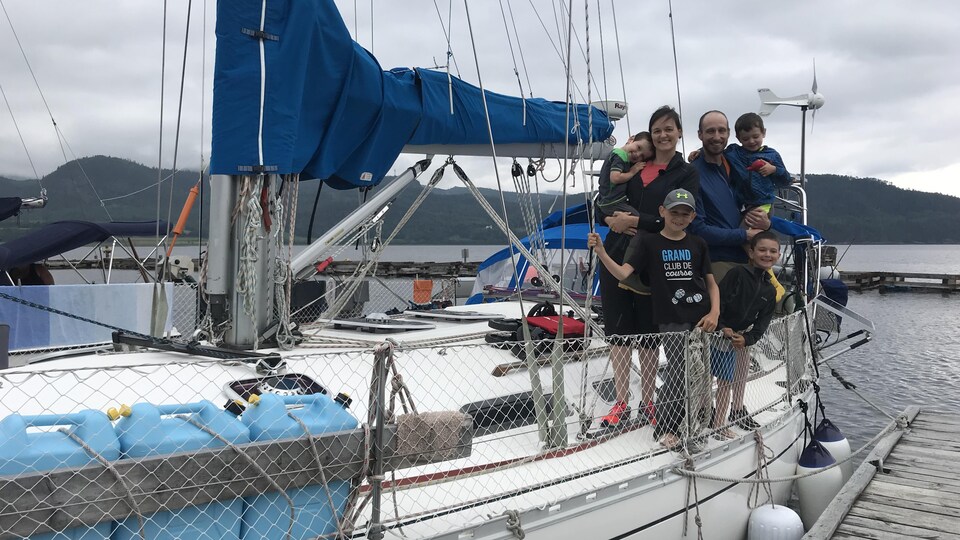La famille Downey-Lalancette sur le bateau au quai de L'Anse-Saint-Jean.