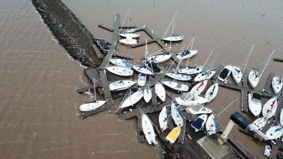Des voiliers éparpillés dans une marina au Nouveau-Brunswick. Image prise des airs.