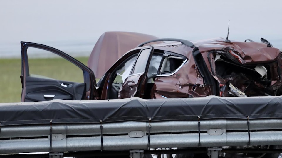 Un voiture accidentée sur une autoroute.