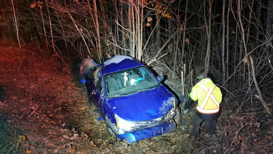 Une voiture bleue dans un fossé