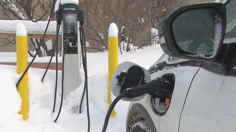 Une voiture électrique.
