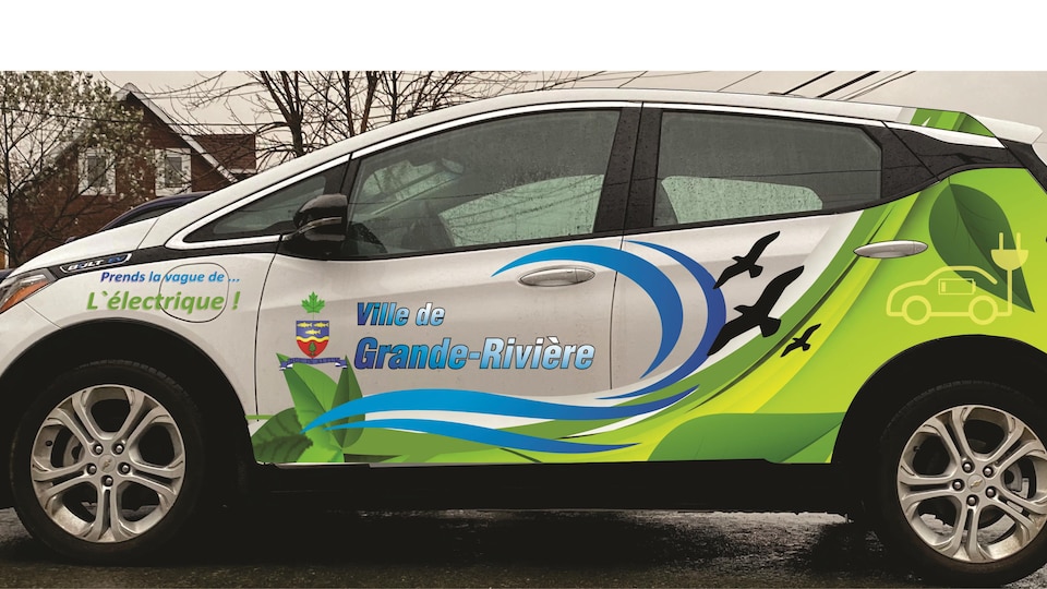 Une voiture électrique avec le logo de Grande-Rivière. 