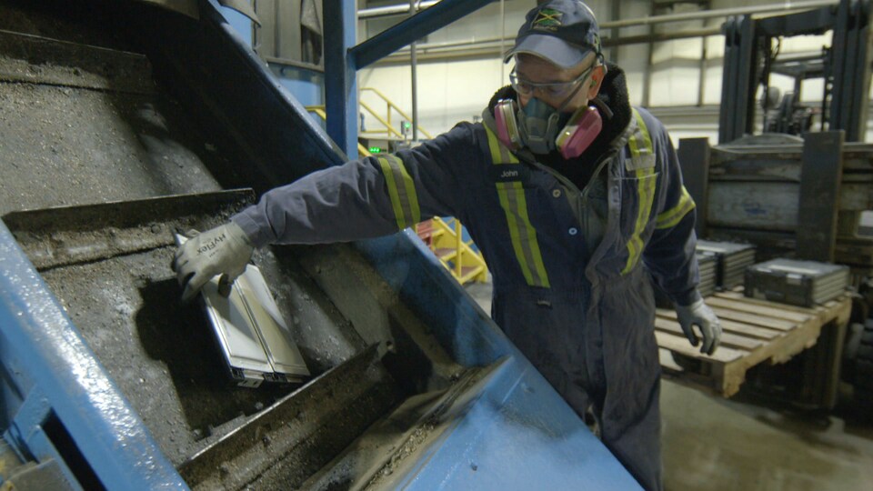 Problème Recyclage Batterie Voiture électrique Le défi de recycler la batterie d'une voiture électrique | ICI Radio