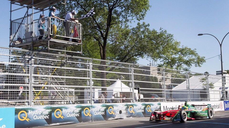 Le pilote brésilien Lucas Di Grassi franchit la ligne d'arrivée dans le cadre du Grand Prix de formule E de Montréal, le 29 juillet 2017.