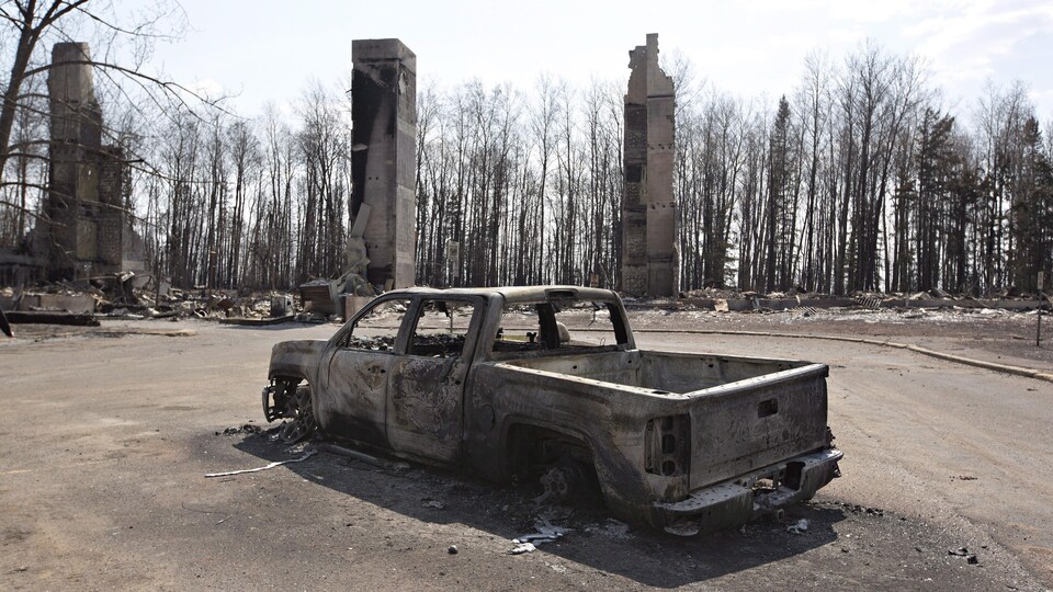 Une camionnette dans un quartier dévasté de Fort McMurray en Alberta à la suite du feux de forêt de l'été 2016.