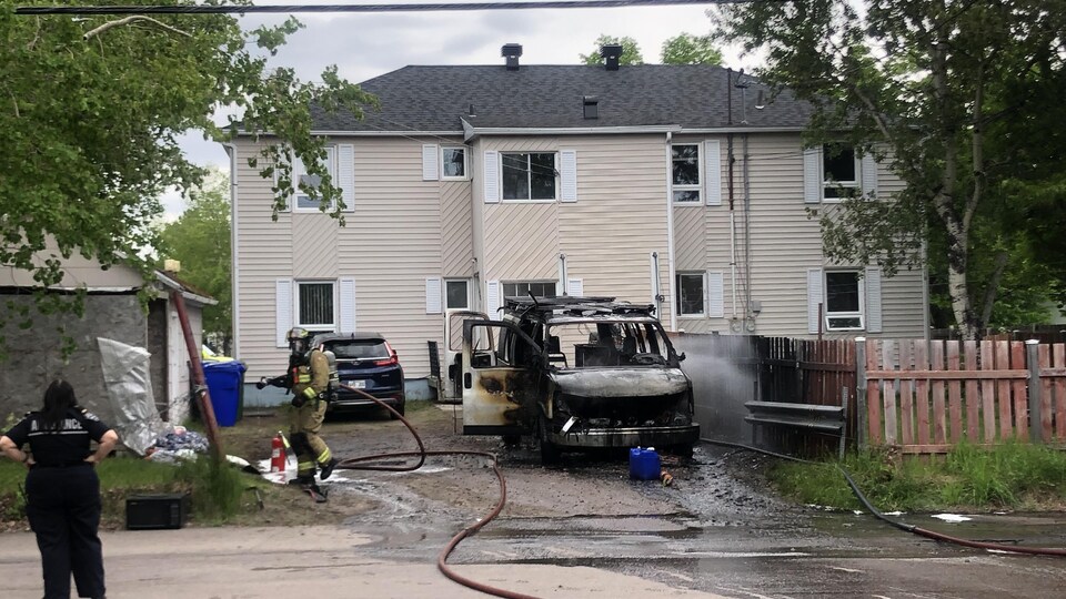 Un véhicule prend en feu à RadioCanada.ca
