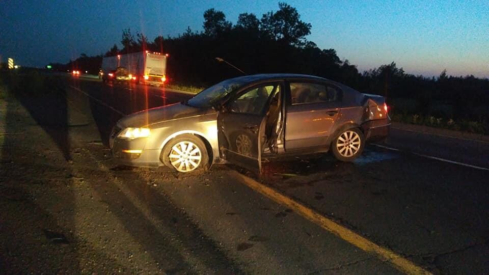 Un véhicule accidenté sur l'autoroute.