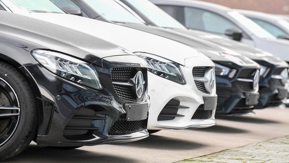 Des voitures Mercedes-Benz.