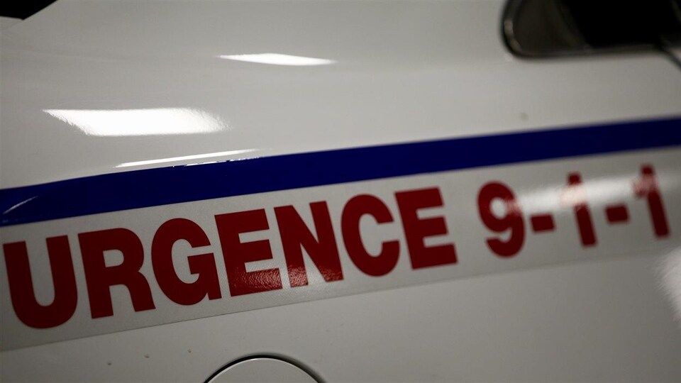Enseigne 911 sur voiture-autopatrouille