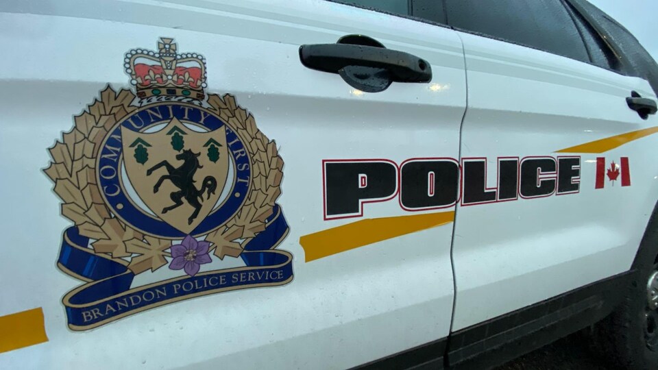 Le logo du Service de police de Brandon apparaît sur la portière de la voiture.