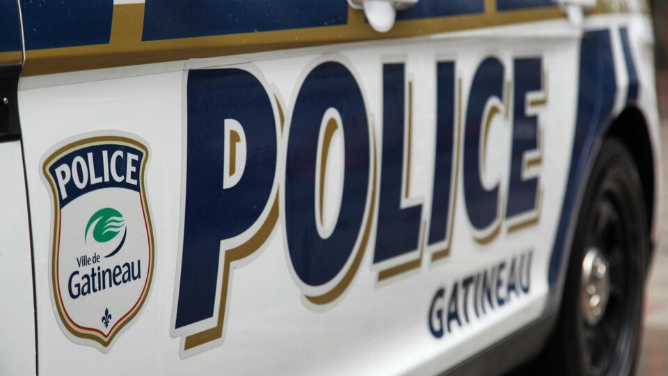 Une voiture du Service de police de la Ville de Gatineau en plan rapproché.