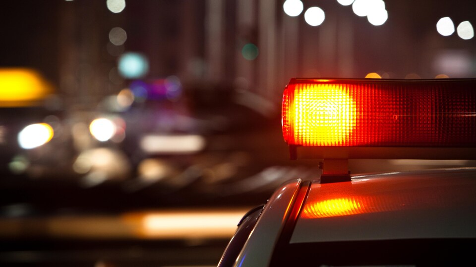 Un véhicule de police la nuit.