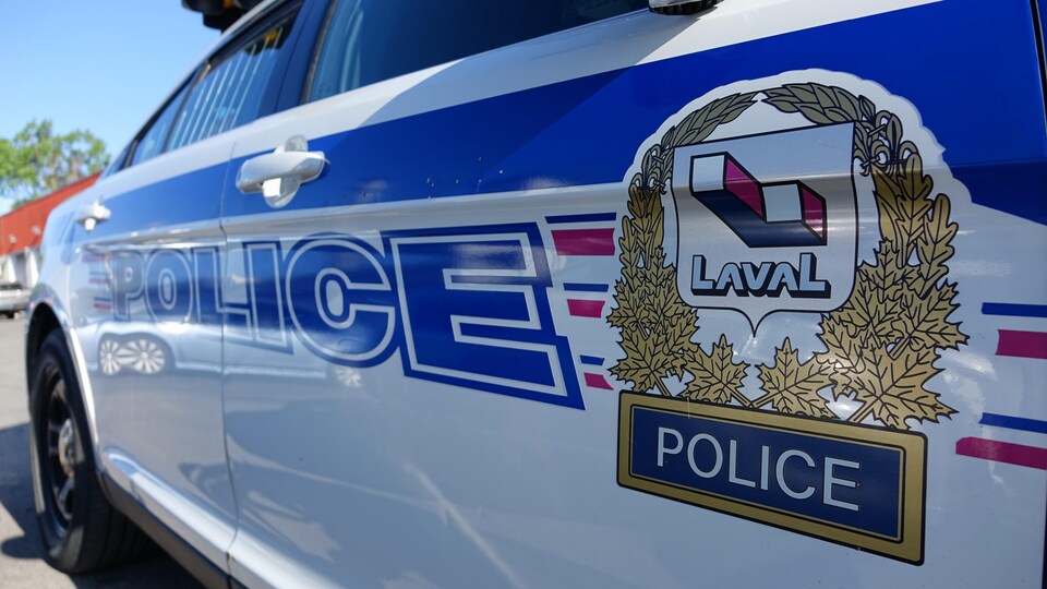 Gros plan d'une autopatrouille de la police de Laval.