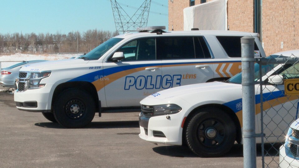 Des auto-patrouilles du Service de police de la Ville de Lévis.