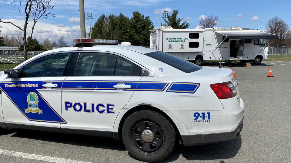 Une voiture de police devant le poste de commandement.