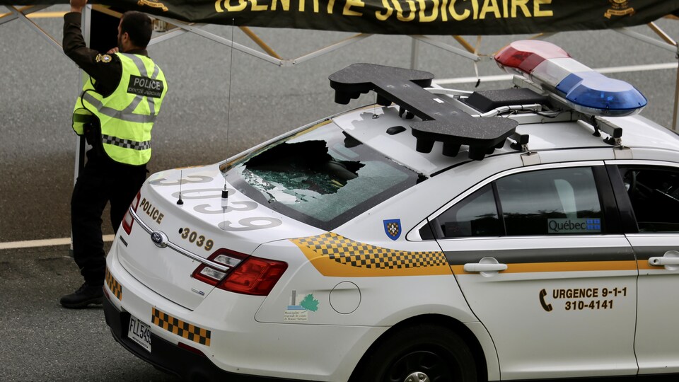 La voiture de la policière atteinte par un projectile.