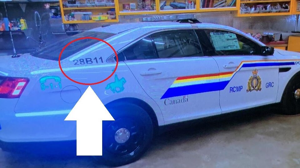 Une voiture de police avec une flèche qui montre le numéro d'identification du véhicule.
