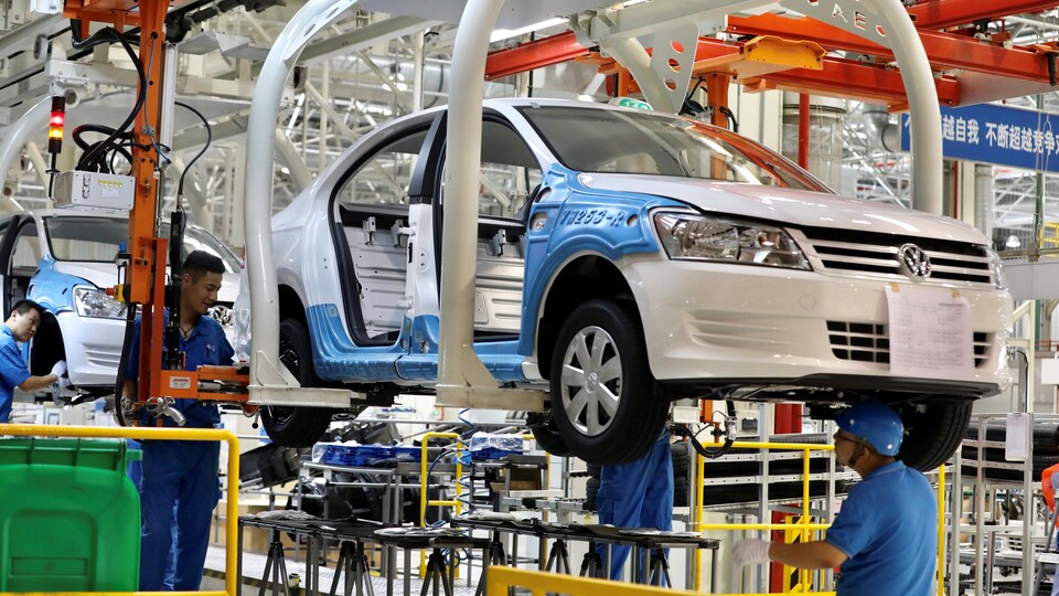 Des travailleurs dans une usine de Volkswagen.