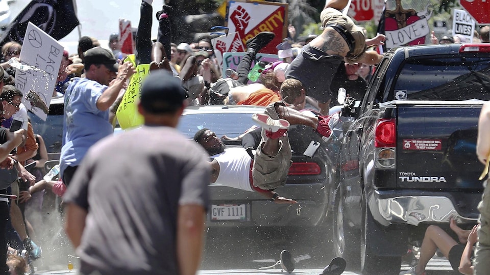 Un véhicule fonce dans la foule lors d'une manifestation antiraciste à Charlottesville, dans l'État de Virginie, faisant plusieurs blessés