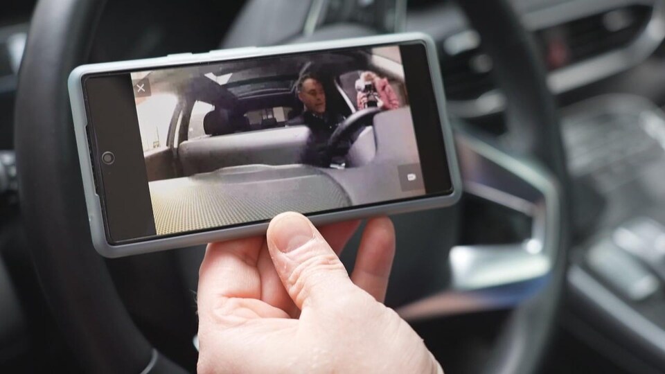 vidéo cellulaire d'une personne derrière le volant d'une voiture