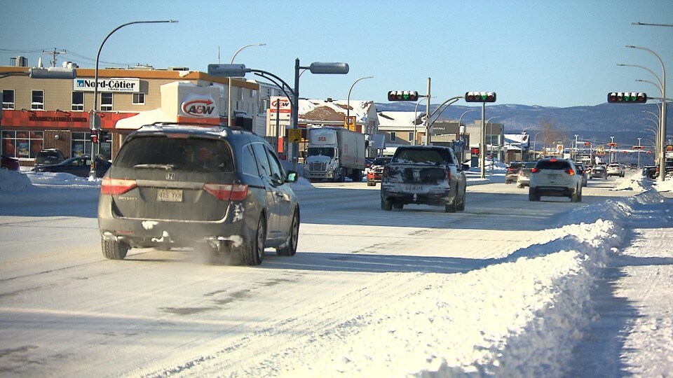 Des voitures circulent sur une chaussée enneigée au centre-ville de Sept-Îles.