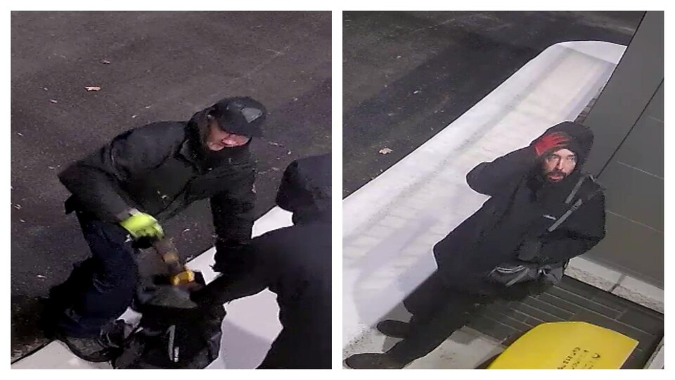 Un montage photo de deux hommes habillés en noir qui déposent un objet dans un sac.