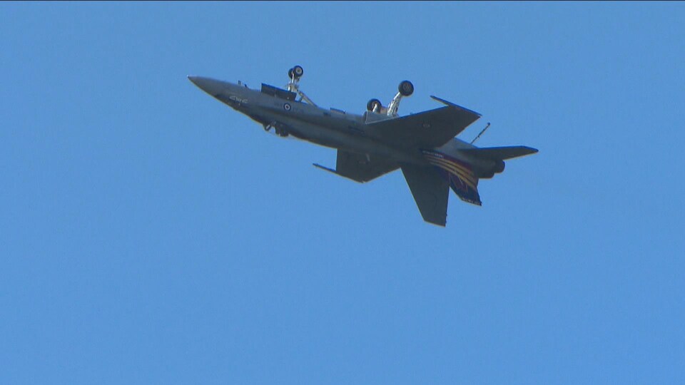 Un CF-18 fait des prouesses dans le ciel de Bagotville. 