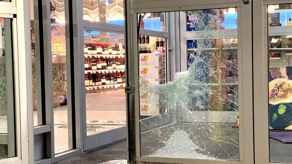 La vitre sur la porte d'entrée d'un magasin d'alcool a été fracassée par des voleurs.