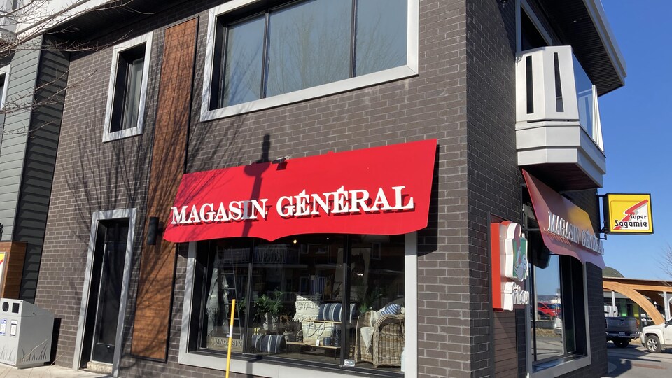 Un dépanneur vu de l'extérieur.