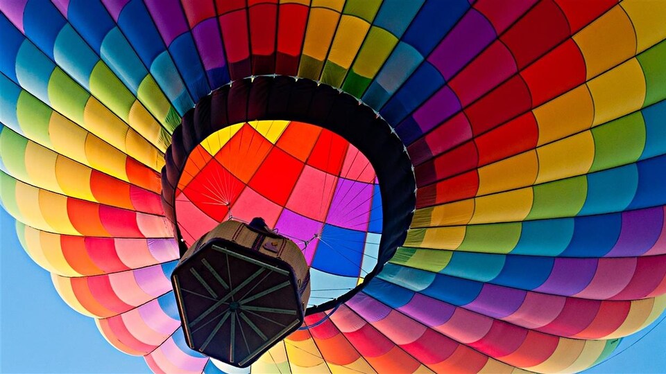 Une montgolfière en vol.