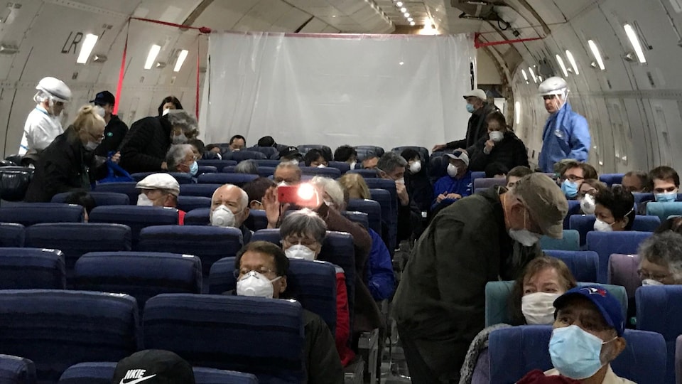 Des passagers portent des masques de protection respiratoire.
