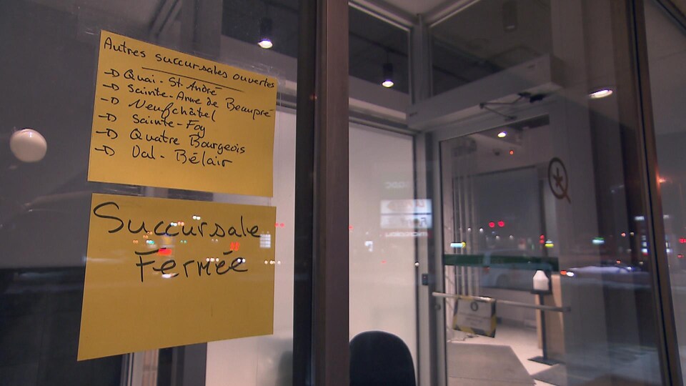 Une affiche collée dans la porte de la succursale indique qu'elle est fermée.